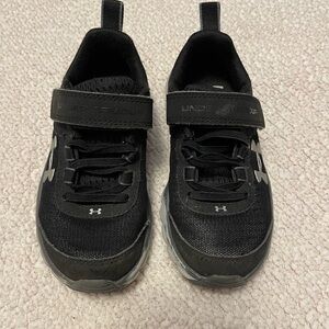 Under Armour Kids Black Sneakers. Size 11